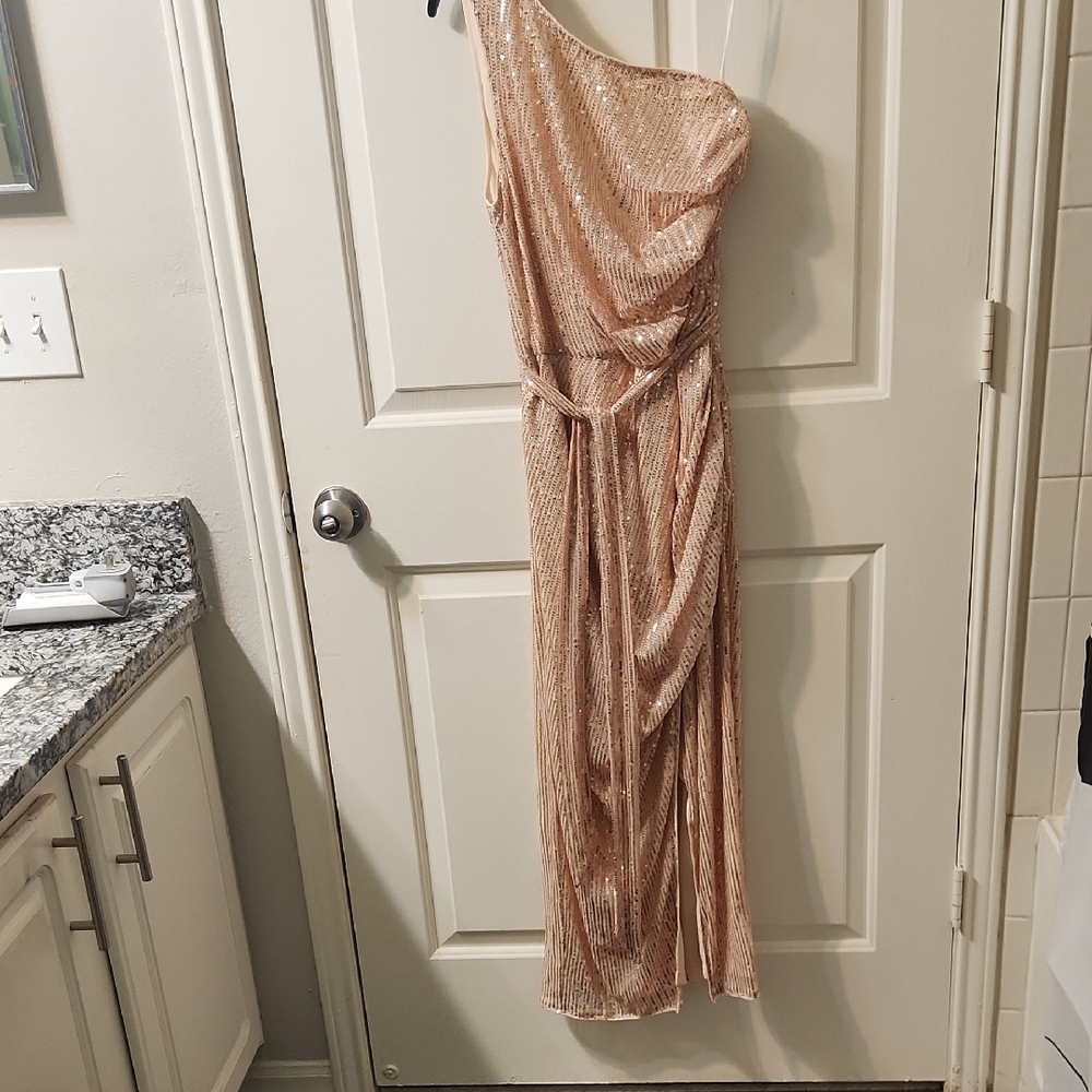 Grace One-Shoulder Shimmering Dress in Gold - Picture 4 of 4